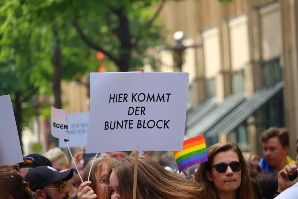 Demonstration mit Schild: Hier kommt der Bunte Block